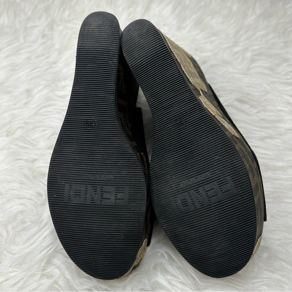 Fendi Women’s Suede Zucca Appliqued Wedge
Platform Slingback Sandals Size 39 - Picture 5 of 14